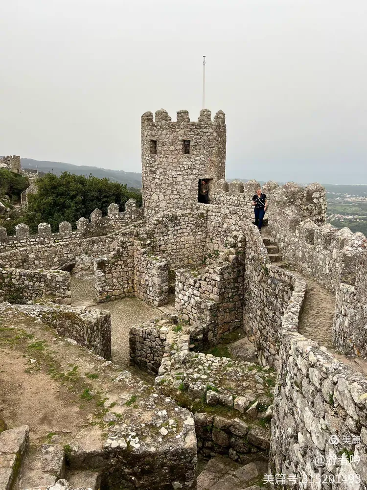 屹立于辛特拉山巅的摩尔人城堡